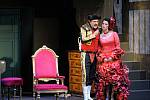 Svatopluk Sem (Figaro, lazebník) a Veronika Holbová (Rosina) na zkoušce nejnovějšího nastudování Rossiniho opery Lazebník sevillský!!!  