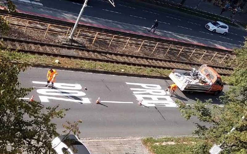 Pracovníci Ostravských komunikací nastříkali v obou jízdních pruzích v Opavské ulici u porubské vozovny nepřehlédnutelný nápis POZOR PŘECHOD.