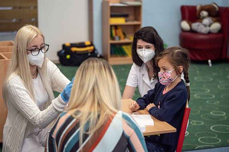 Testování žáku The Ostrava International School pomoci PCR testu ze slin, 23. května 2021 v Ostravě.