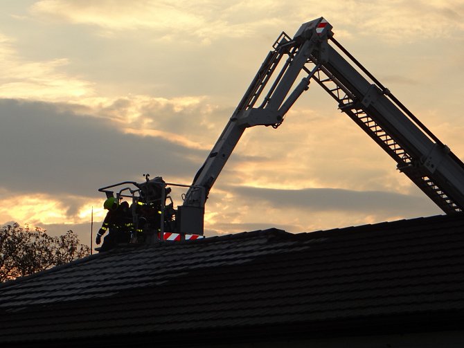 Zásah hasičů u požáru střechy firemního objektu Ostravě-Hrabové.