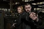 Česká televize v pondělí 3. ledna večer vysílá první díl nového kriminálního seriálu Stíny v mlze.