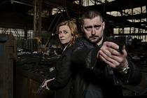 Česká televize v pondělí 3. ledna večer vysílá první díl nového kriminálního seriálu Stíny v mlze.