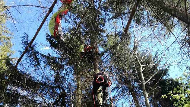 Snímek ze zásahu při záchraně paraglidisty.