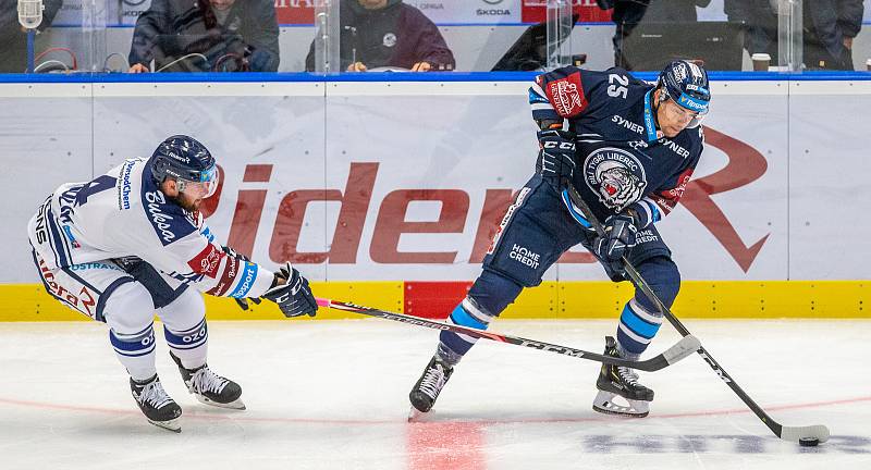 Utkání 3. kola hokejové extraligy: HC Vítkovice Ridera - Bílí Tygři Liberec, 20. září 2019 v Ostravě. Zleva Petr Šidlík z Vítkovic a Radan Lenc z Liberce.