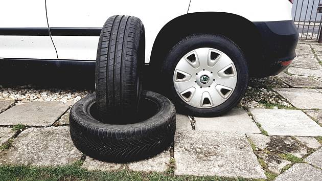 Výměna pneumatik čeká řidiče dvakrát do roka.