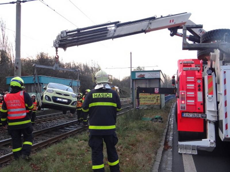 Vyproštění auta z tramvajového kolejiště. 