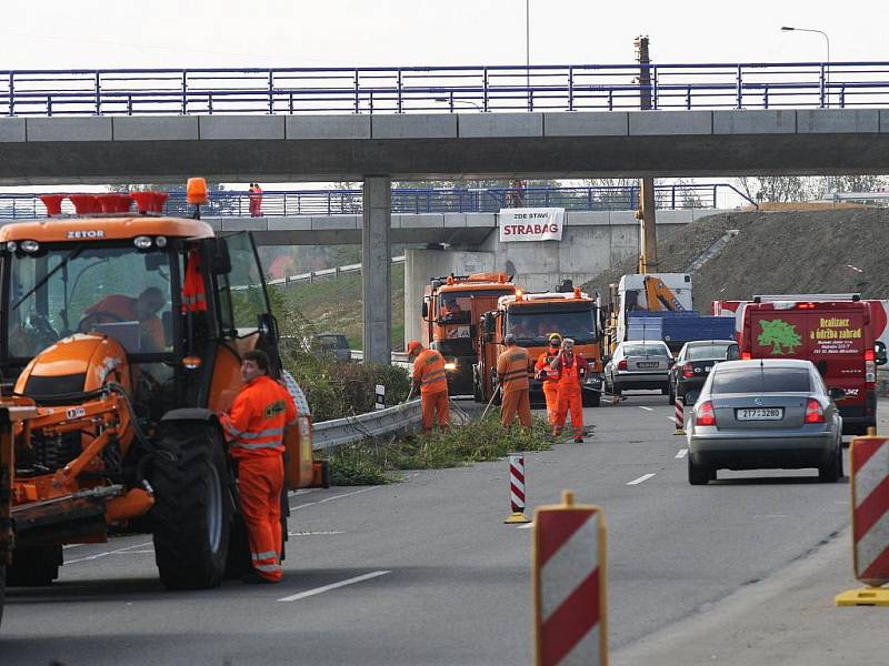 Silničáři upravují zeleň v blízkosti cest