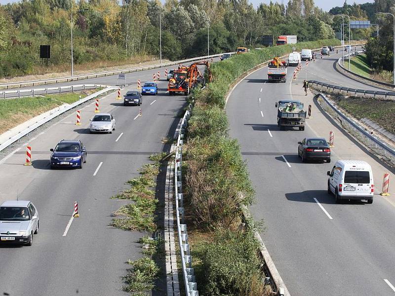 Silničáři upravují zeleň v blízkosti cest