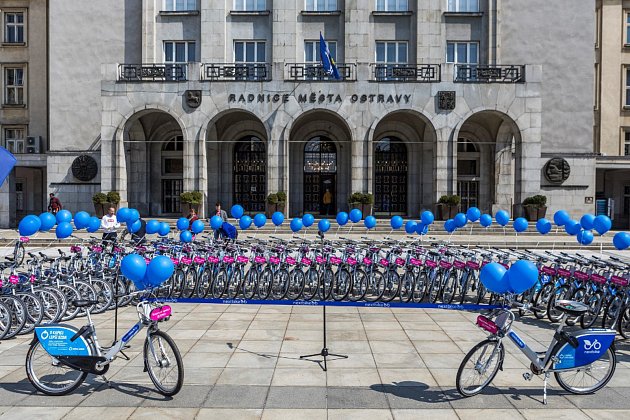 Modrá sdílená kola budou již od příštího týdne opět k dispozici v ulicích Ostravy.