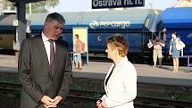 Prezident Václav Klaus přijel dnes ve čtvrt na devět ráno vlakem Pendolino na ostravské Hlavní nádraží. Na perónu ho vítal moravskoslezský hejtman Jaroslav Palas „vyzbrojen“ obrovskou kyticí.