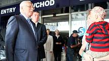 Prezident Václav Klaus přijel dnes ve čtvrt na devět ráno vlakem Pendolino na ostravské Hlavní nádraží. Na perónu ho vítal moravskoslezský hejtman Jaroslav Palas „vyzbrojen“ obrovskou kyticí.