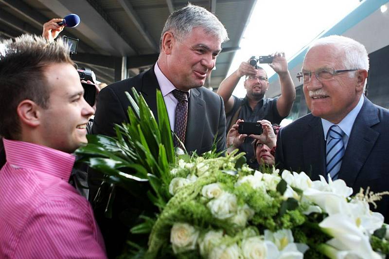 Prezident Václav Klaus přijel dnes ve čtvrt na devět ráno vlakem Pendolino na ostravské Hlavní nádraží. Na perónu ho vítal moravskoslezský hejtman Jaroslav Palas „vyzbrojen“ obrovskou kyticí.