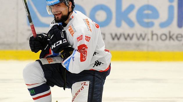 PREMIÉROVÝ GÓL v dresu Vítkovic vstřelil v pondělí obránce Marek Hrbas. V utkání 32. kola extraligy přispěl k výhře 3:2 nad M. Boleslaví. Z branky i tříbodového vítězství měl velkou radost.