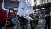 Více než sto zástupců ocelářských firem z Moravskoslezského kraje vyrazilo v sobotu vpodvečer do Bruselu. Už v pondělí se tam zúčastní demonstrace proti zavedení tržního statusu Číny, které podle ocelářů ohrožuje evropský průmysl. 