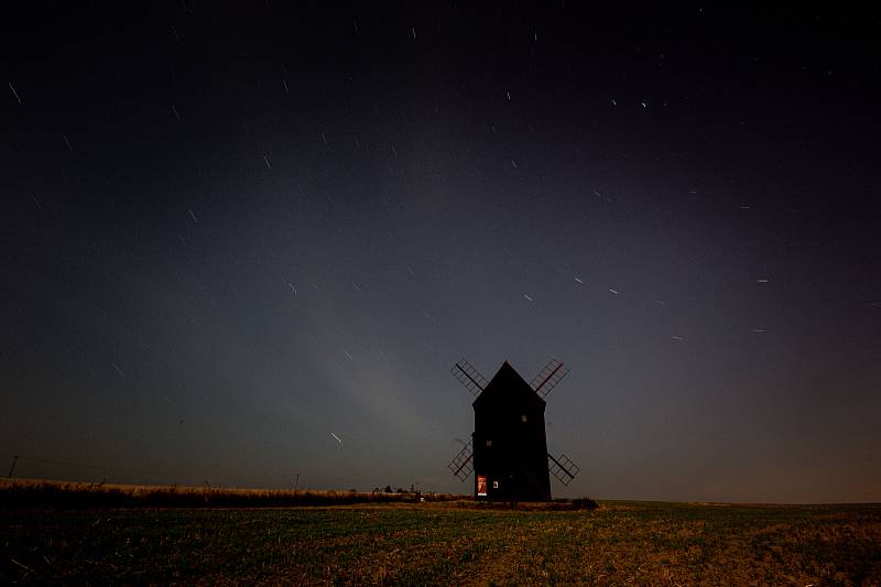 Pozorování Perseid u větrného mlýnu v Bravinné-Dolní Nový Dvůr, 12. srpna 2022.