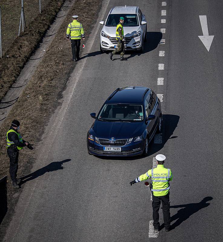 Policejní kontrola mezi okresy Ostrava a Frýdek-Místek na ulici Místecká, březen 2021.