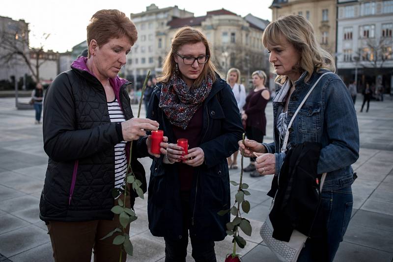 Fanoušci Věry Špinarové se v úterý po šesté hodině sešli v Ostravě na Masarykově náměstí, kde vytvořili zpěvačce pietní místo.