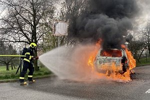 Požár auta v Horní Lhotě.