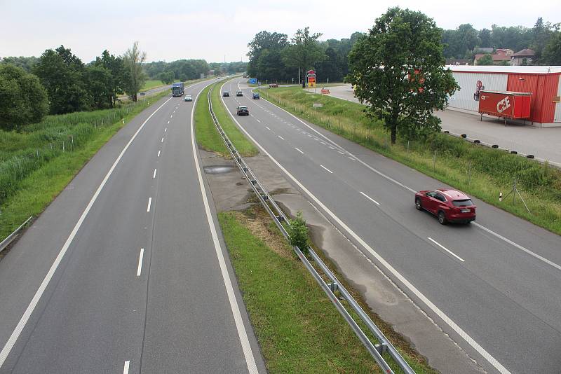 Silnice I/11 (dále Rudná) rozdělila Šenov na dvě části.