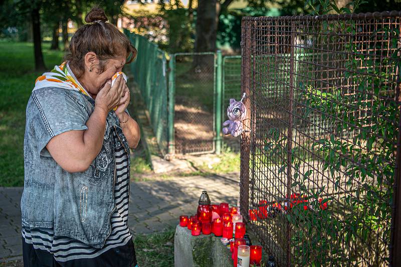 Blízko panelového domu v Bohumíně vzniklo pietní místo. Snímek z 9. srpna 2020, den po požáru bytu v jedenáctém patře, při kterém zahynulo 11 lidí.
