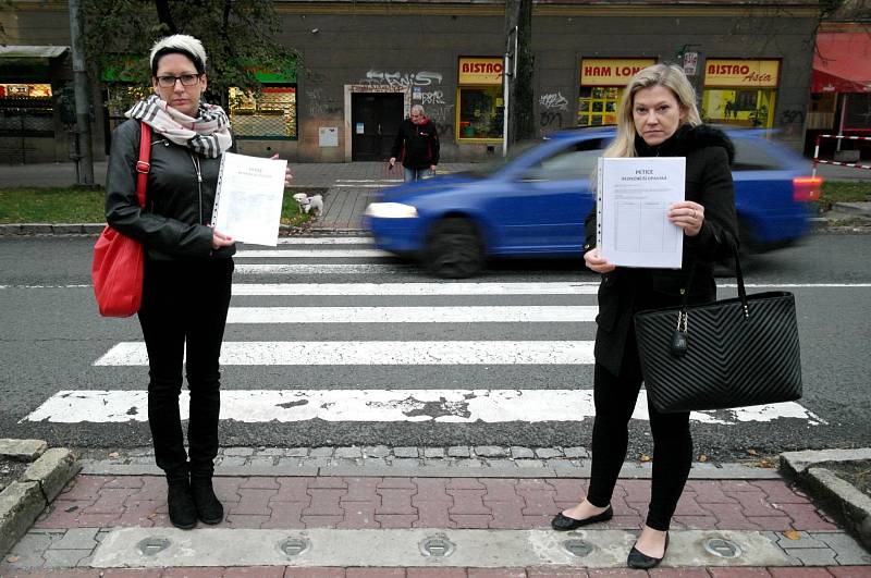 Přechod smrti u vozovny v Opavské ulici v Porubě, který chtějí autorky petice a další stovky lidí zabezpečit proti nehodám. 