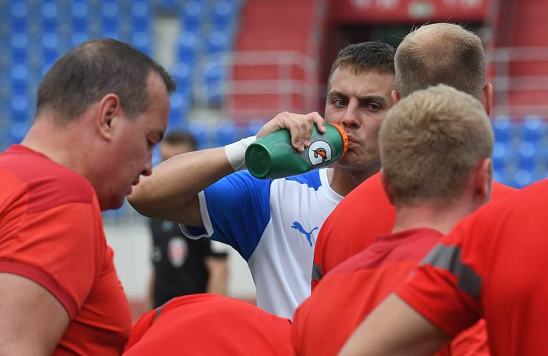 Fotbalisté Baníku Ostrava (v bílém) v generálce proti Karviné.