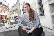 Kateřina Šedá. Autorčiny metody od začátku čeří vody současné umělecké scény. Tvůrčími metodami se pohybuje na pomezí architektury, urbanismu, sociologie, antropologie i etnografie.