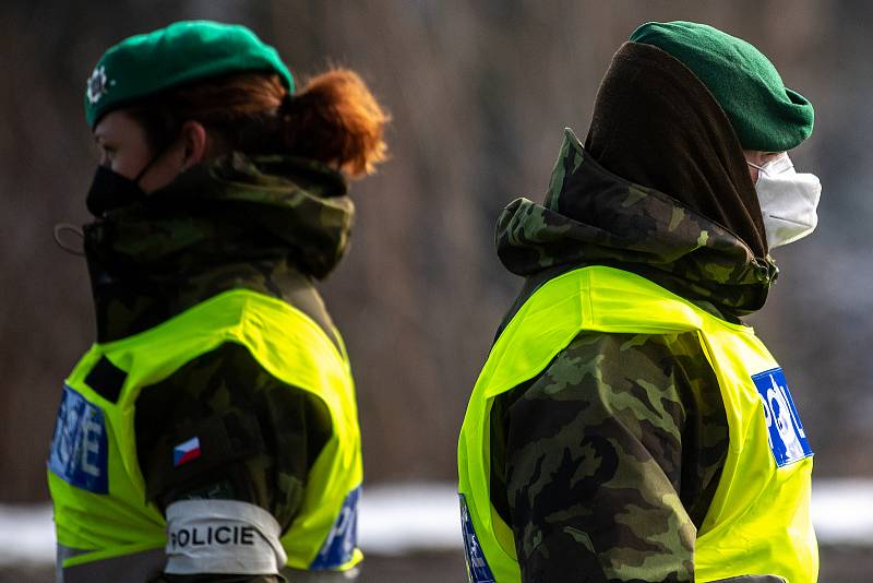 Policie ČR a vojáci začali nařízením vlády ČR kontrolovat, jestli lidé dodržují nová protiepidemická opatření omezující volný pohyb mezi okresy. 6. března 2021 v Trojanovicích.