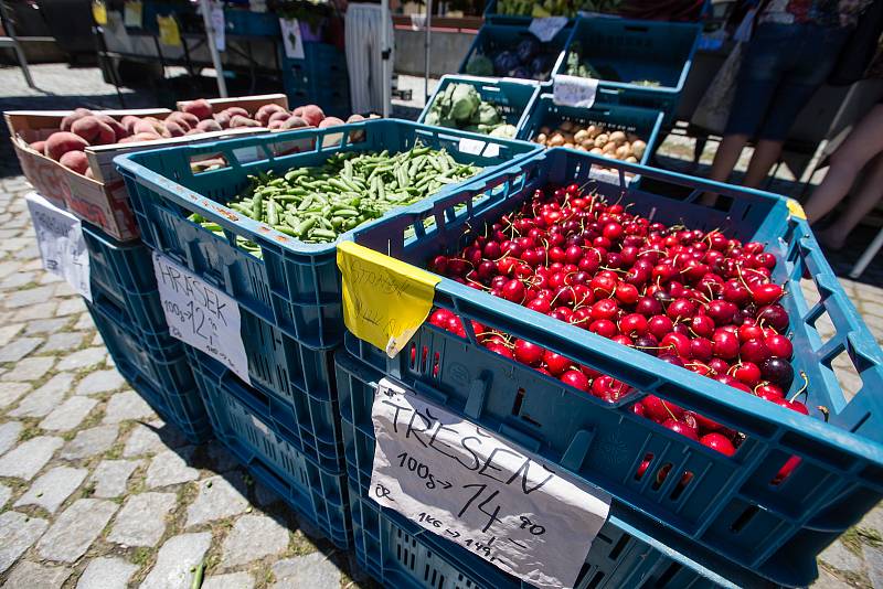 Ekologické nakupování nejen domácích produktů do vlastních přinesených tašek a obalů si získává stále větší popularitu na trzích i v kamenných obchodech v celém Česku. Ilustrační fotografie.