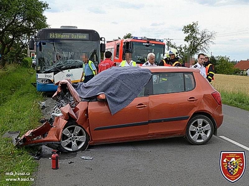 Čelní srážka osobního automobilu Škoda – Fabia a linkového autobusu Dopravního podniku Ostrava.  Nehoda skončila tragicky, smrtí řidiče osobního automobilu.