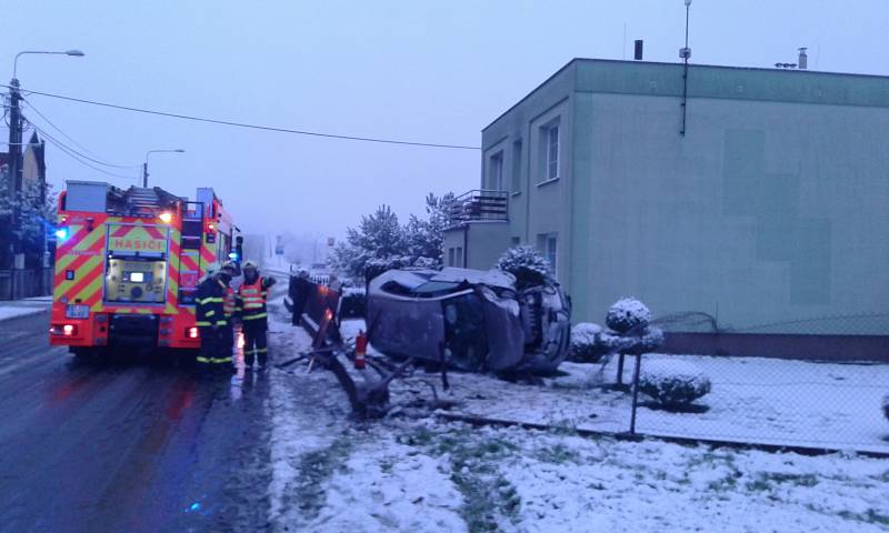 Zásah hasičů u ranní nehody v ostravské části Antošovice