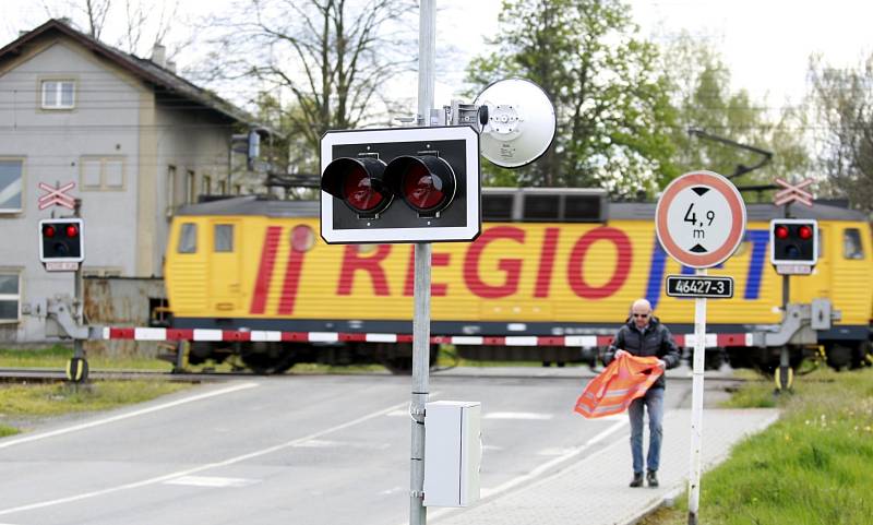 Pilotní test ve Studénce. Zdvojení výstražných světel by mohlo úspěšněji zabránit tomu, aby řidiči vjížděli do kolejiště ve chvíli, kdy už spustilo zabezpečovací zařízení.