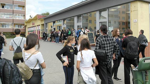 Začátek školního roku se v Ostravě nese ve znamení front na jízdenky a uznání studentských či žákovských slev.