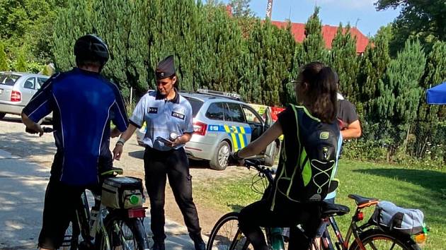 Policisté vyrazili na preventivní kontroly cyklistů na trasu u Krnova.