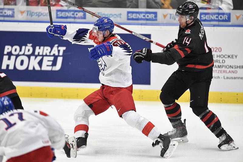Mistrovství světa hokejistů do 20 let, skupina B: Kanada - ČR, 31. prosince 2019 v Ostravě. Na snímku (zleva) Matej Pekar a Jared McIsaac.