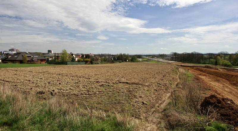 Úseky prodloužené Rudné a Severního spoje vypadají podobně. Silnice najednou končí a v cestě jsou zátarasy. Zatímco prodloužená Rudná není sjízdná, první úsek Severního spoje slouží coby dálniční přivaděč.