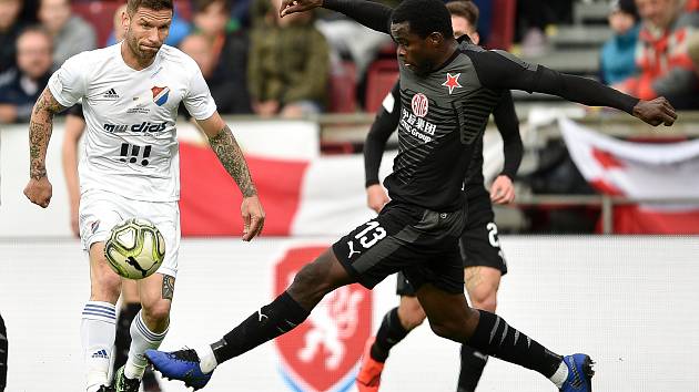 Finále fotbalového poháru MOL Cupu: FC Baník Ostrava - SK Slavia Praha, 22. května 2019 v Olomouci. Na snímku (zleva) Lukáš Pazdera a Ngadeu Ngadjui Michael.