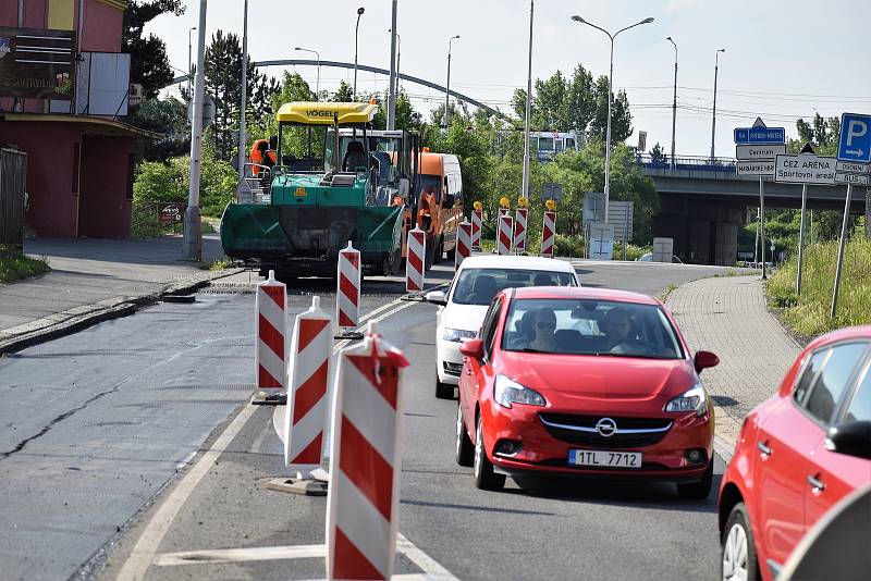 Kolony zpusobene opravou Cingrovy ulice v Ostravě. Ilustrační foto.