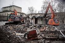 Amfiteátr  - objekt za DKMO (Dům kultury města Ostravy) kde probíhá demolice kvůli rekonstrukci domu kultury a stavbě koncertního sálu, 11. dubna 2023, Ostrava.