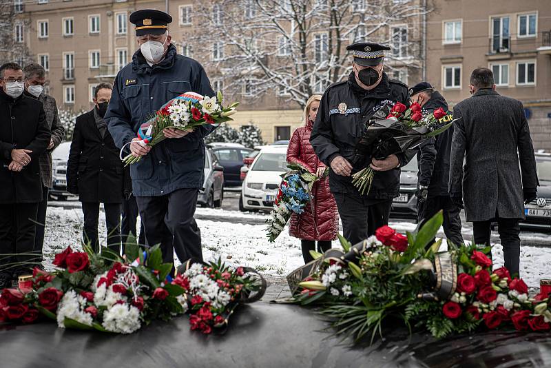 Pietní akt k uctění památky obětí vražedného útoku ve FNO (ze dne 10. prosince 2019), 10. prosince 2021 v Ostravě. (zleva) zástupce KŘ HZS Radim Kuchař, zástupce ředitele MPO Richard Váňa.