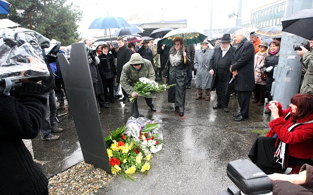 U příležitosti sedmdesátého výročí prvního transportu Židů v Evropě z Ostravy do Niska nad Sanem byl odhalen v prostorách před hlavním vlakovým nádražím v Přívoze památník obětem, 15. října 2009.