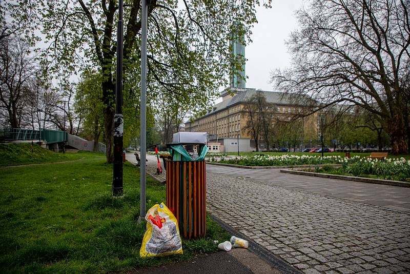 Nepořádek v Komenského sadech v sobotu ráno 1. května 2021 v Ostravě.