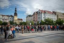 Lidé se sešli na demonstraci NE diktatuře roušek!, kterou uspořádala iniciativa Myšlením ke svobodě, 31. srpna 2020 v Ostravě na Masarykově náměstí.