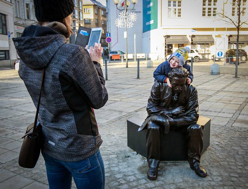 Lavička Leoše Janáčka na Jiráskově náměstí v centru Ostravy.