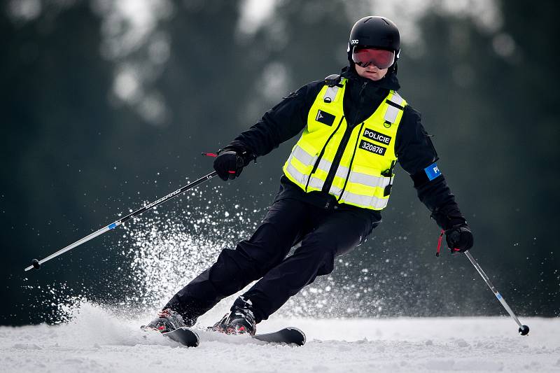 SKI brífink k policejním lyžařským hlídkám, 16. prosince 2019 na Starých Hamrech.