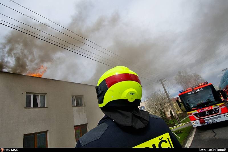 Požár střechy rodinného domu v Ostravě-Nové Bělé.