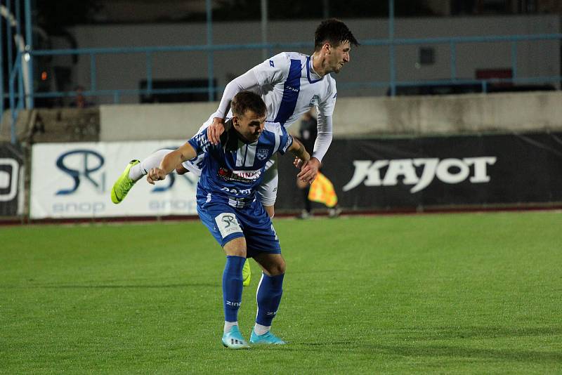 Hráči třetiligového Znojma (v modrém) porazili doma den začátkem znojemského vinobraní celek Frýdku-Mýstku 2:1.