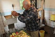 Bohatá úroda ovoce přivádí desítky zahrádkářů do moštárny v Ostravě-Radvanicích.