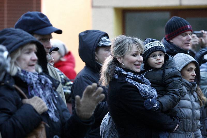 Ke zpívání koled se ve středu 11. prosince v předstihu připojila i i Mateřská škola Adamusova v Ostravě-Hrabůvce. A Deník byl u toho (-: