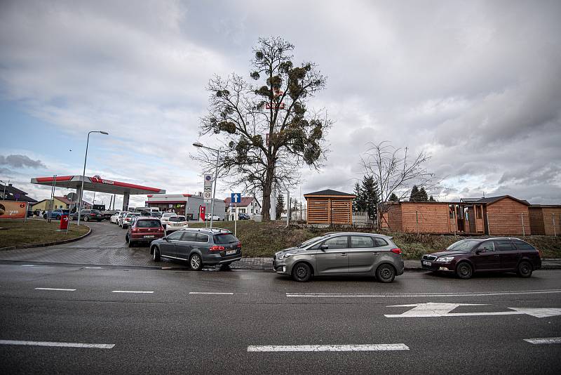 Fronta aut před benzínovou stanicí Orlen, 2. února 2022 v Chalupkách (PL).